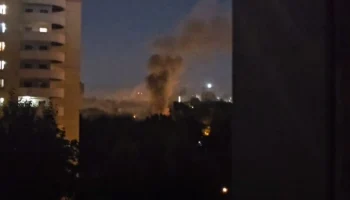 Пожарные тушат возгорание в жилом доме на юго-западе Москвы