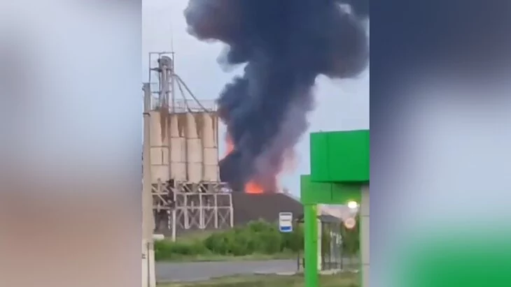 Второй резервуар загорелся на нефтебазе в Тамбовской области Второй резервуар загорелся на нефтебазе в Тамбовской области