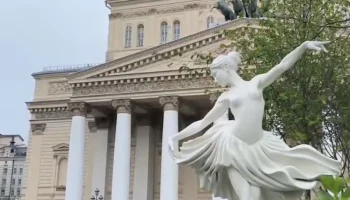 Сквер перед Большим театром украсили скульптурами балерин