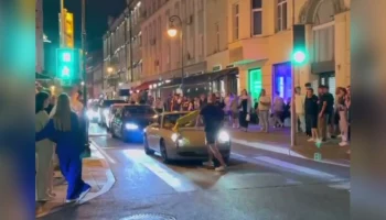 "Яндекс Go" оштрафовал бросившего самокат в автомобиль Porsche мужчину в Москве