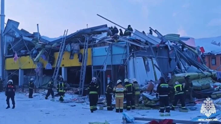 Еще одна женщина спасена из-под завалов ТЦ в Новосибирске Еще одна женщина спасена из-под завалов ТЦ в Новосибирске