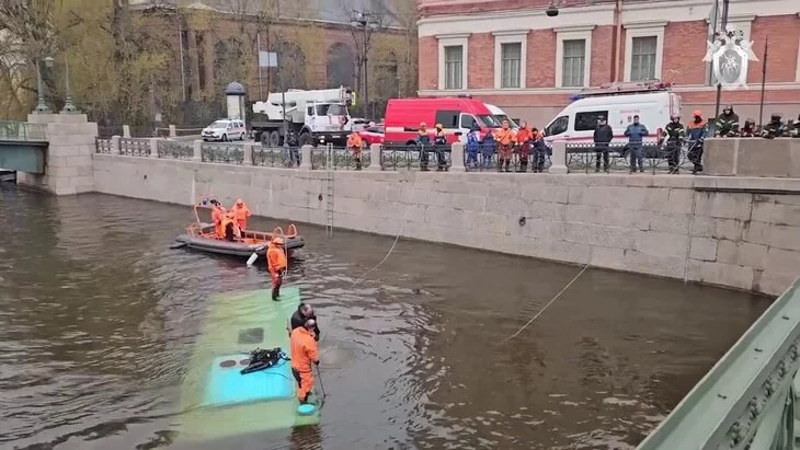 СК: в офисах владельца упавшего с моста в Санкт-Петербурге автобуса прошли обыски СК: в офисах владельца упавшего с моста в Санкт-Петербурге автобуса прошли обыски