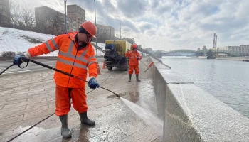 Началась промывка столичных мостов, фонтанов и подземных переходов