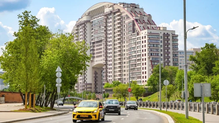 В Москве более 700 деревьев украсили благоустроенные набережные реки Яузы В Москве более 700 деревьев украсили благоустроенные набережные реки Яузы