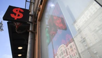 Внебиржевой курс доллара поднялся выше 78 рублей