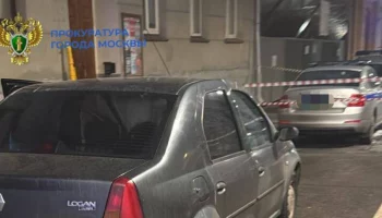 Мужчина пытался поджечь полицейский автомобиль в центре Москвы