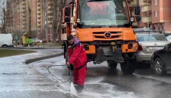 Дворы и фасады домов продолжают приводить в порядок в Москве после зимы