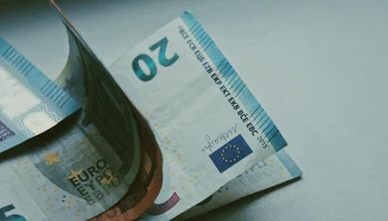 Внебиржевой курс евро поднялся выше 100 рублей Внебиржевой курс евро поднялся выше 100 рублей