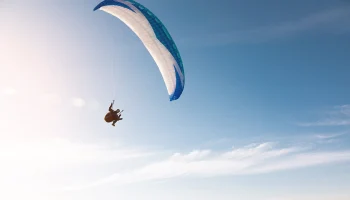 Российский парапланерист разбился насмерть, упав на скалы в Турции