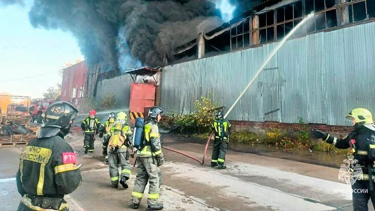 Пожар произошел на складе в подмосковной Электростали Пожар произошел на складе в подмосковной Электростали