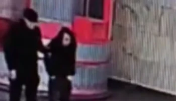 Пьяный мужчина разгромил стойку с сувенирами на станции метро &laquo;Комсомольская&raquo;