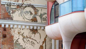 В Москве отреставрировали панно с портретом Германа Гессе