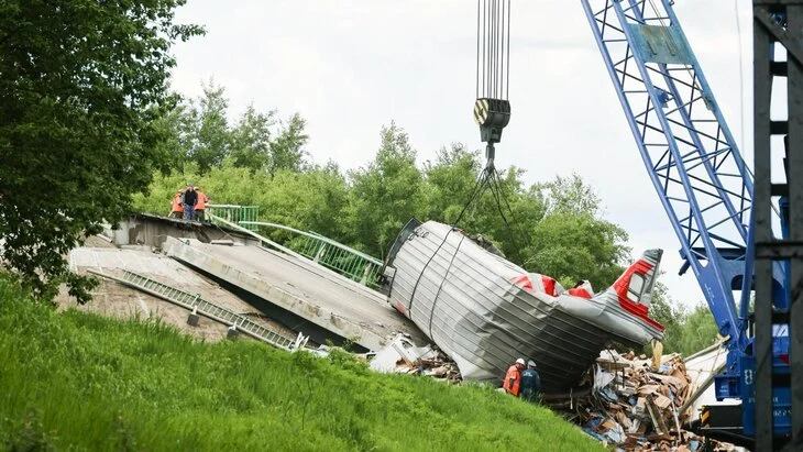 В Брянской области объявлен трехдневный траур после обрушения моста В Брянской области объявлен трехдневный траур после обрушения моста