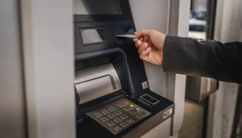 МВД: Мошенники начали использовать схему с «забытыми» картами в банкоматах МВД: Мошенники начали использовать схему с «забытыми» картами в банкоматах