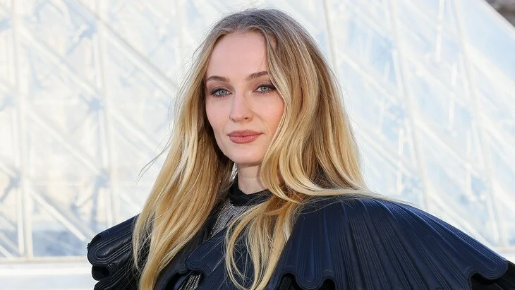 Съемки сериала "Лара Крофт" остановили из-за травмы у актрисы Софи Тернер Съемки сериала "Лара Крофт" остановили из-за травмы у актрисы Софи Тернер