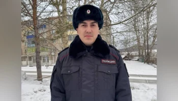 Полицейский спас пенсионерку с собакой и котом из горящей квартиры в Сковородине