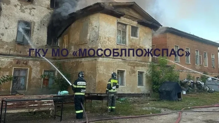 Мощный пожар охватил трехэтажный жилой дом в Серпухове, эвакуированы 50 человек Мощный пожар охватил трехэтажный жилой дом в Серпухове, эвакуированы 50 человек