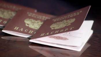 СК проверит законность гражданства родителей топтавших георгиевскую ленту детей