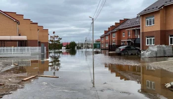 Коммунальные службы устраняют последствия потопа в коттеджном поселке в Химках