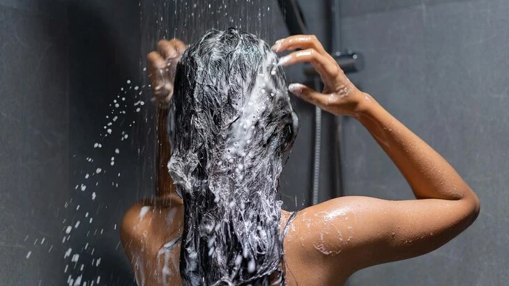 В Карелии женщина умерла от удара током, когда принимала душ с телефоном В Карелии женщина умерла от удара током, когда принимала душ с телефоном