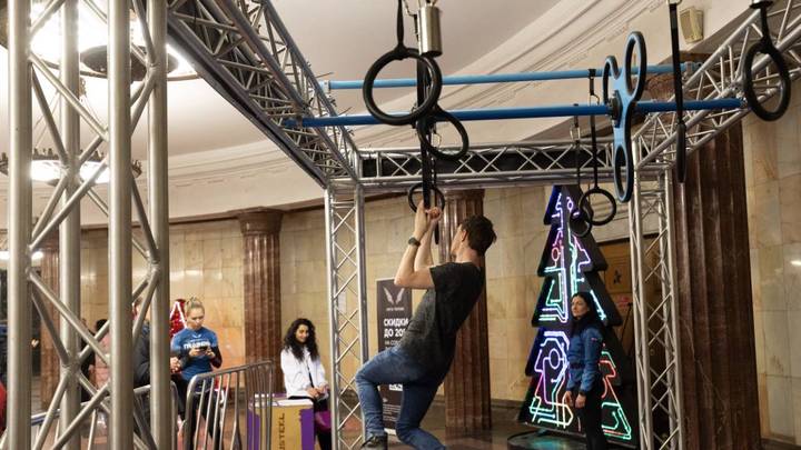 В честь Дня защитника Отечества в аванзале «Курской» прошел праздничный концерт