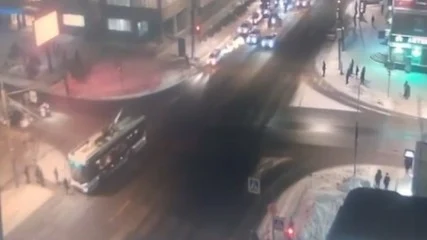 Троллейбус наехал на 11-летнего мальчика, переходившего дорогу в Омске