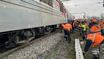 Более 20 поездов задерживаются из-за схода колесных пар поезда под Ростовом Более 20 поездов задерживаются из-за схода колесных пар поезда под Ростовом