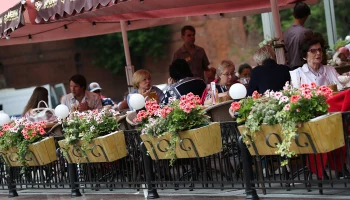 Владельцам ресторанов в Москве порекомендовали закрыть летние веранды из-за ветра