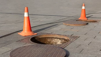 СМИ: Двое рабочих провалились в люк с кипятком на Марьинском бульваре в Москве