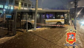 Автобус без водителя врезался в забор школы в Одинцове