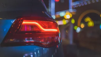 Отец прыгавшей по машинам девочки угрожал поджечь авто жительницы Подмосковья
