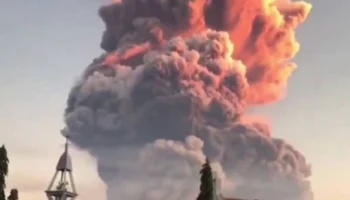 Красочное извержение вулкана произошло в Индонезии (видео)