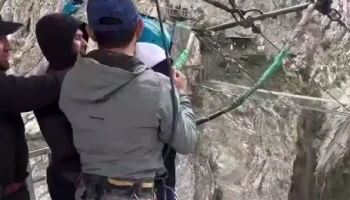Baza: Инструктор в Дагестане силой отправил туристку на зиплайн, пнув ее ногу