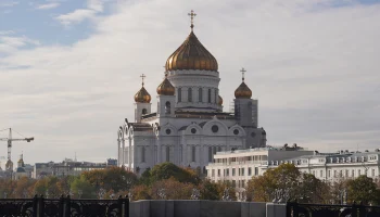 Shot: Школьники залезли на главный купол храма Христа Спасителя