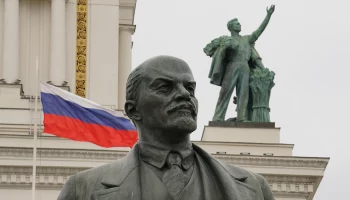 Надпись &laquo;Иуда и палач&raquo; появилась на памятнике Ленину в Санкт-Петербурге