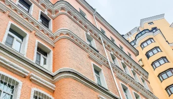 Свыше 20 жилых домов с замковыми камнями на фасадах отремонтировали в Москве