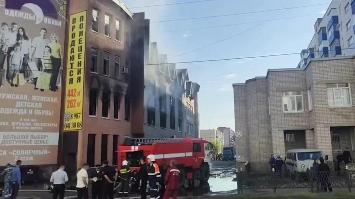 Погибших при пожаре в ТЦ трех сестер похоронили в Стерлитамаке Погибших при пожаре в ТЦ трех сестер похоронили в Стерлитамаке