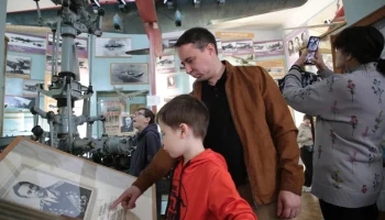 Участник СВО Эльдар Шарипов организовал для жителей САО экскурсию по Центральному дому авиации и кос