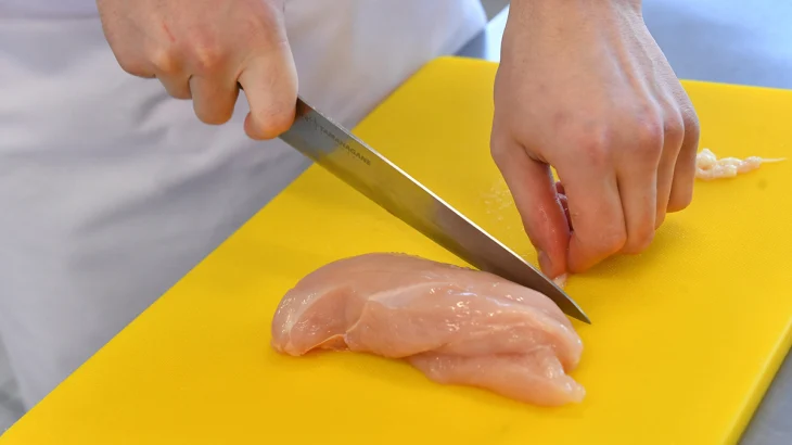 Образцы курицы из «Пятерочки» отправили на экспертизу из-за данных о сальмонелле Образцы курицы из «Пятерочки» отправили на экспертизу из-за данных о сальмонелле