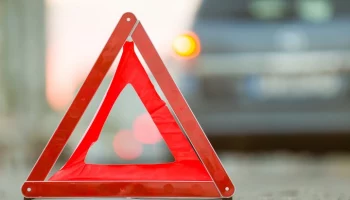 Движение затруднено на МКАД в районе Бесединского моста из-за ДТП с участием 2 грузовиков