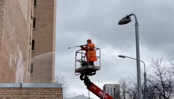 Столичные службы приводят в порядок дворовые территории и фасады жилых домов