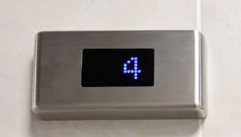 СМИ: Беременная женщина и еще 10 человек застряли в лифте в щукинской больнице