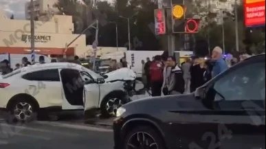 Автомобиль Mercedes сбил пешеходов в Зюзине после столкновения с Haval Автомобиль Mercedes сбил пешеходов в Зюзине после столкновения с Haval