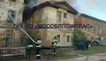 Мощный пожар охватил трехэтажный жилой дом в Серпухове, эвакуированы 50 человек