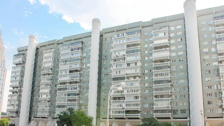 Около 300 жилых домов с цветочницами на фасадах обновили в столице за 10 лет