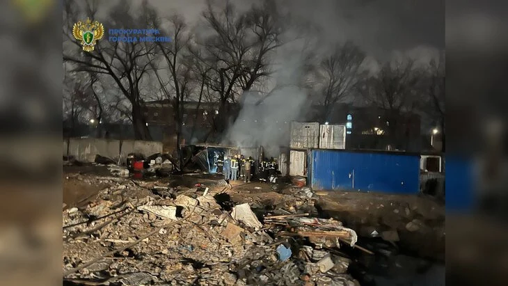 Мужчина погиб при возгорании строительной бытовки в Москве