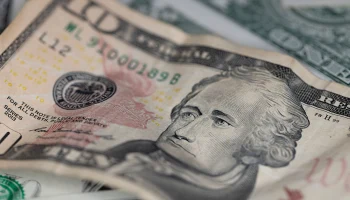 Внебиржевой курс доллара поднялся выше 81 рубля