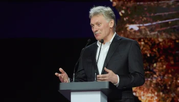 Песков: РФ не отказывалась от доллара, это США ограничили транзакции с ним