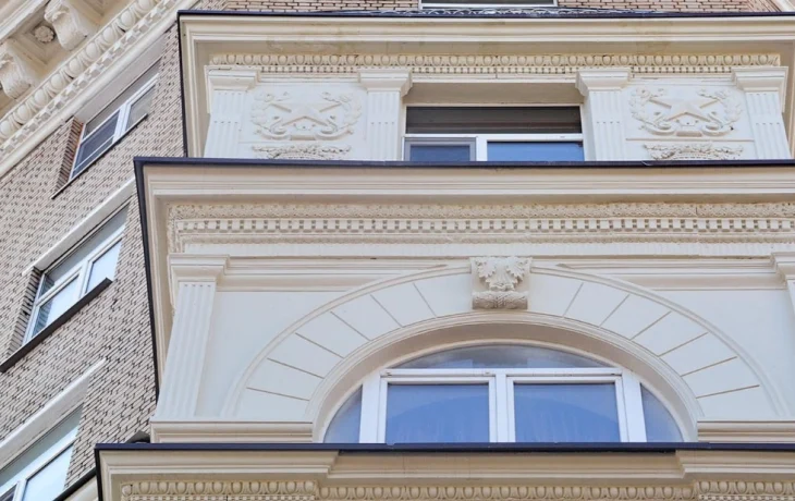 Три дома с капителями античных ордеров отремонтировали за 2 года в рамках программы капремонта