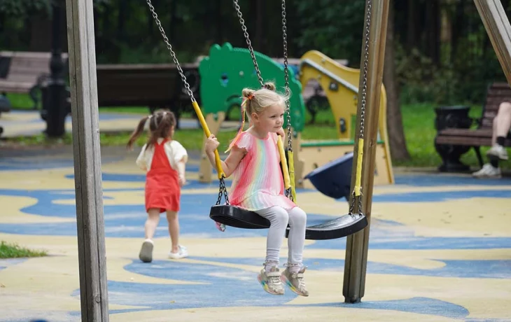 Пенсионер в одних трусах загорал на детской площадке в Москве